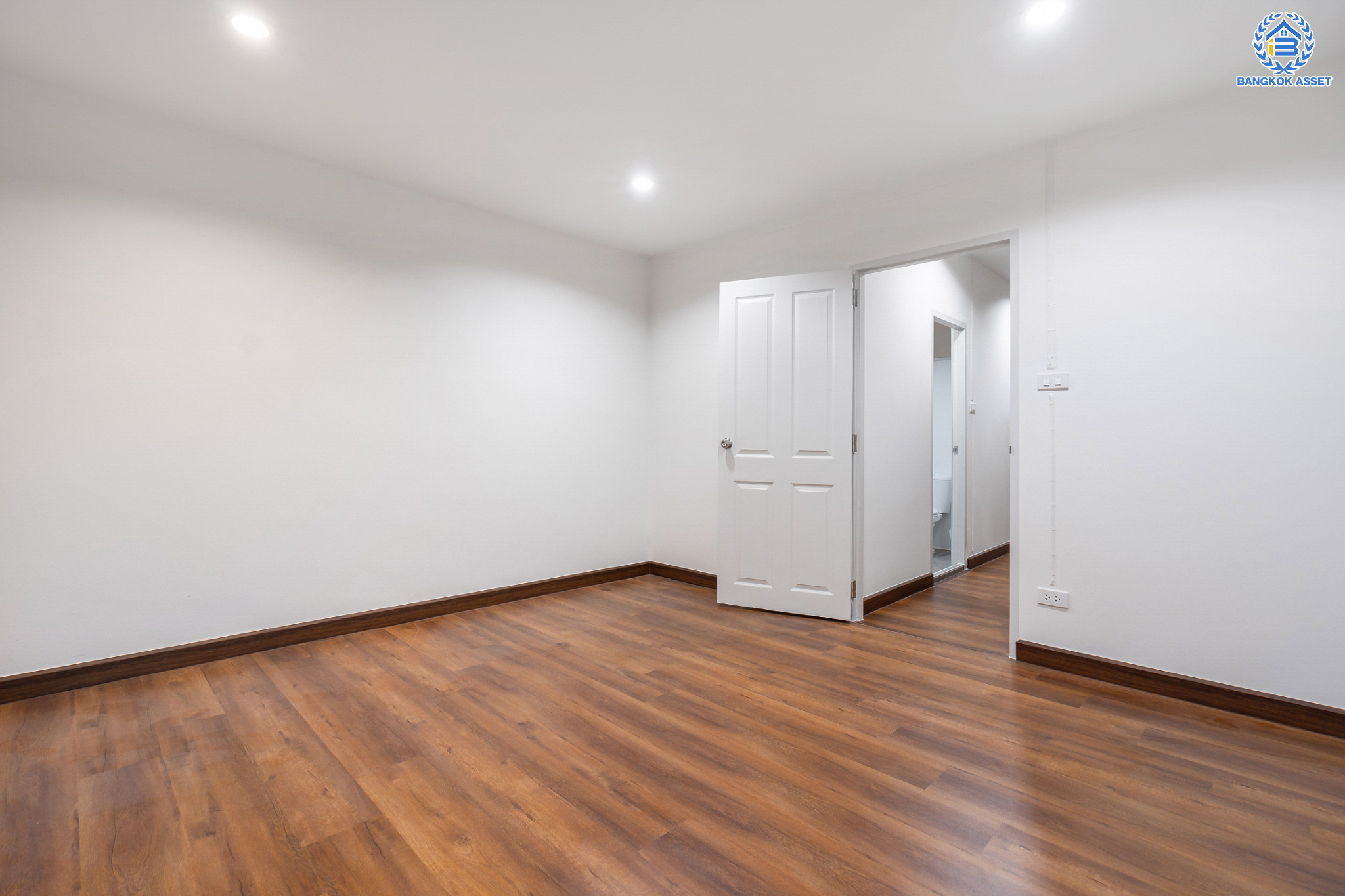 บ้านมือสองตกแต่งใหม่ ม.ศรีบัณฑิต5 บางกรวย ทาวน์เฮ้าส์ 3 ชั้นหลังใหญ่ เนื้อที่ 18 ตร.ว. ทำเลโซนเมือง ฟังก์ชัน 4 ห้องนอน 3 ห้องน้ำ 1 ที่จอดรถ ตอบโจทย์ทุกการเข้าอยู่ พร้อมรองรับครอบครัวขยาย อยู่บนทำเลเชื่อมต่อหลายเส้นทาง ใกล้จุดขึ้นทางด่วน "ศรีรัช" และรถไฟฟ้าสายสีน้ำเงิน "สถานีบางอ้อ"